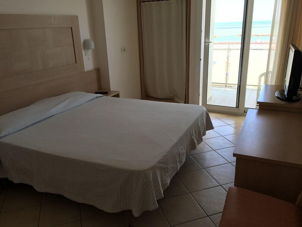 Hotel Excelsior Cattolica Esterno foto